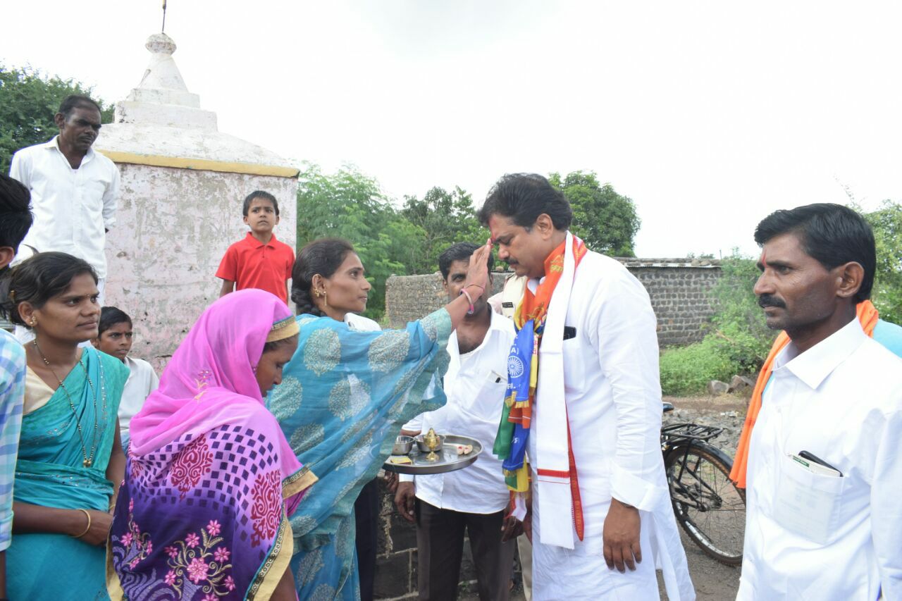 चॉकलेट व गोळ्या वाटून मते मिळत नसतात, राम शिंदेंचा रोहित पवारांवर निशाणा