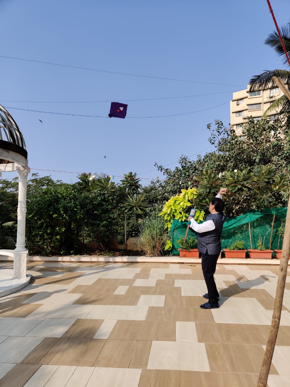 Photo Feature : मंत्री अशोक चव्हाणांनी उडविले पतंग
