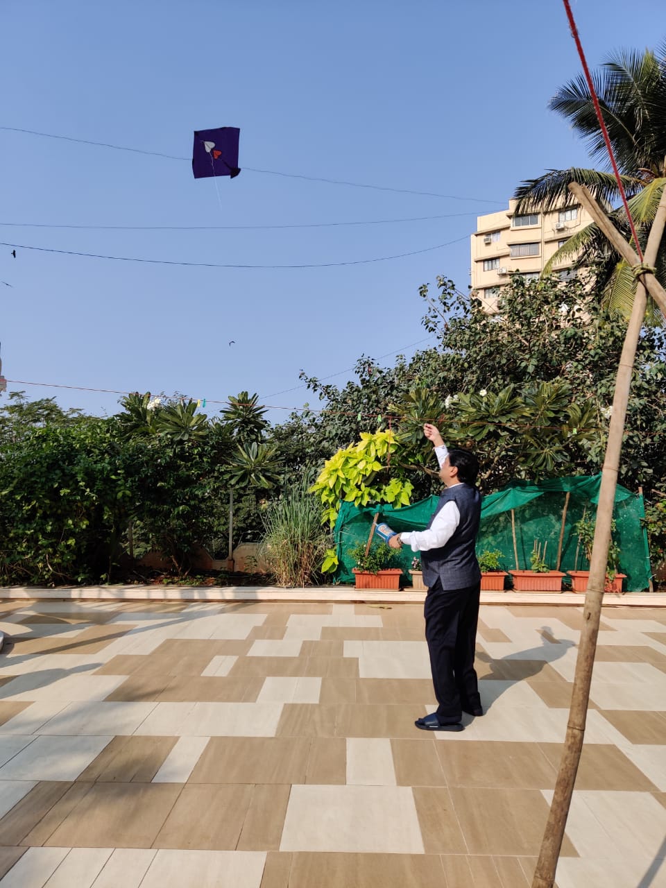 Photo Feature : मंत्री अशोक चव्हाणांनी उडविले पतंग