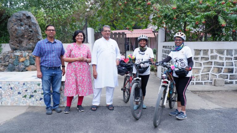 सामाजिक भावनेतून ‘त्या’ दोघींनी ८०० किमी सायकल प्रवास करून गाठले आनंदवन