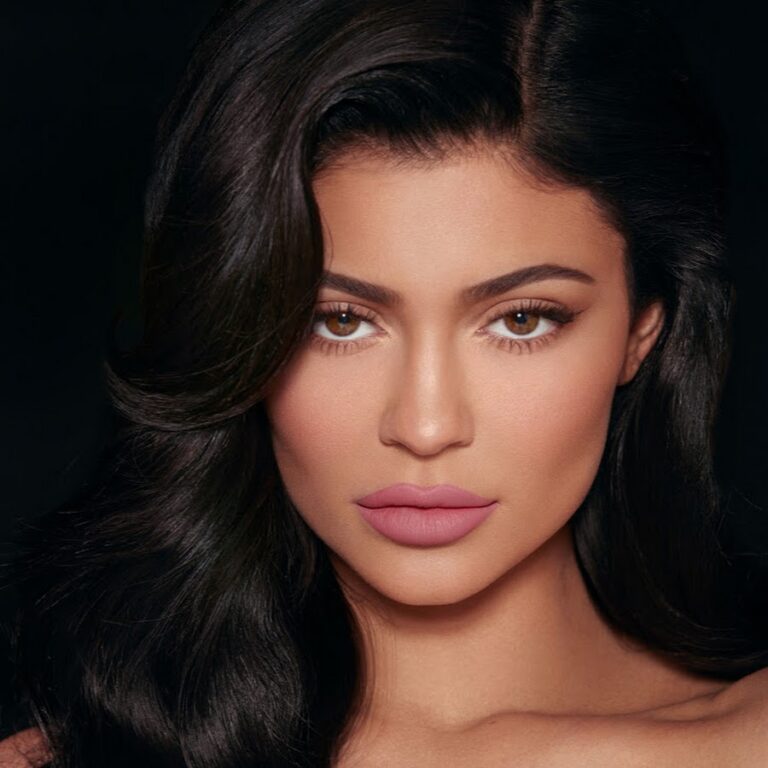 Kylie Jenner : काय सांगता ! होय, एका फोटोशुटसाठी ‘ही’ अभिनेत्री घेते तब्बल 200 कोटी