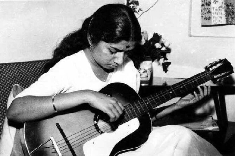 Lata Mangeshkar : लता मंगेशकरांनी सांगितली रेडिओवरील पहिल्या गाण्याची आठवण !