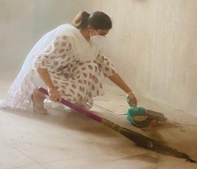 Harshvardhan Patil's daughter cleaned with a broom in hand, set up Kovid Center there