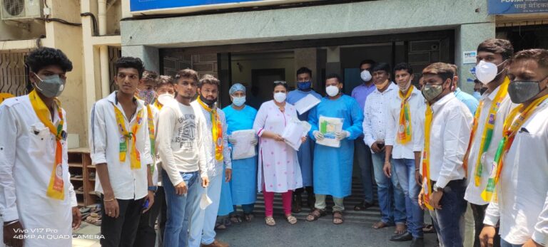 Distribution of masks and sanitizers to the police by Powai Vanchit