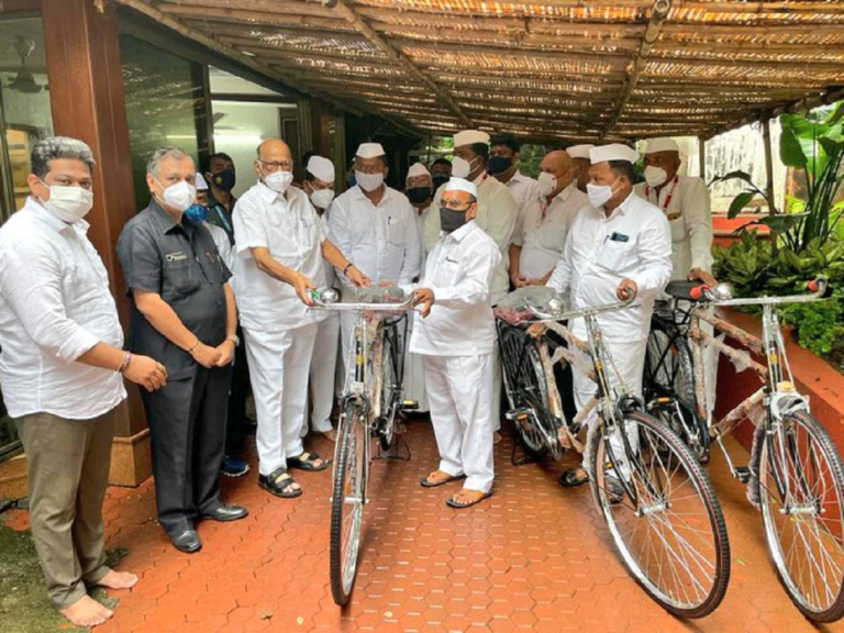 Sharad Pawar distributes bicycles to Mumbai canners