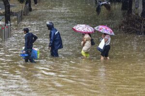Rains disrupt life in Mumbai