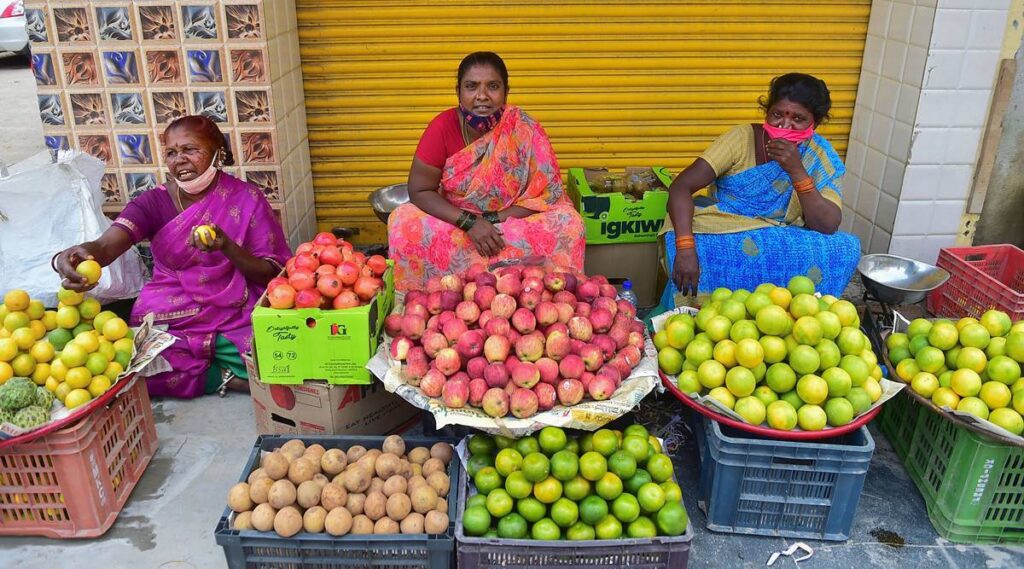 Unauthorized peddlers are seen everywhere in Maharashtra