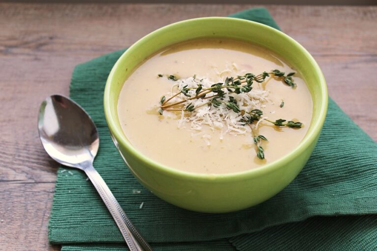 Garlic soup is a must drink in winter, Garlic is hot