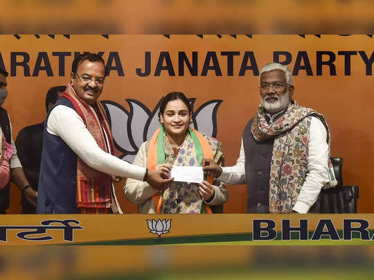 प्रवेश Mulayam Singh Yadav's daughter-in-law Aparna Yadav joins BJP