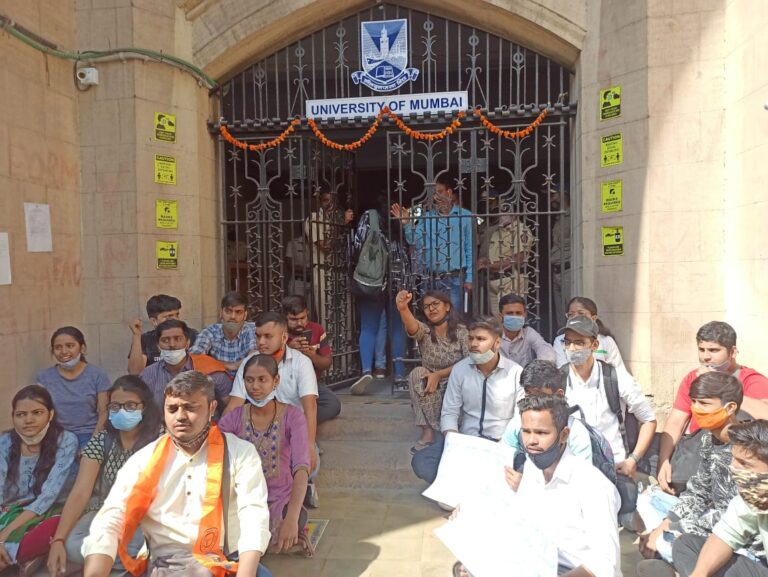 ABVP's agitation in Mumbai University's Fort Campus