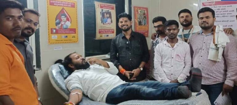Blood donation by Shiv Sena Medical Aid Cell