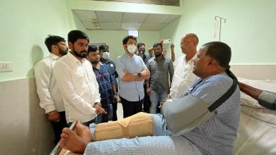 Photo of आदित्य ठाकरेंनी घेतली प्रसाद सावंत यांची रुग्णालयात भेट