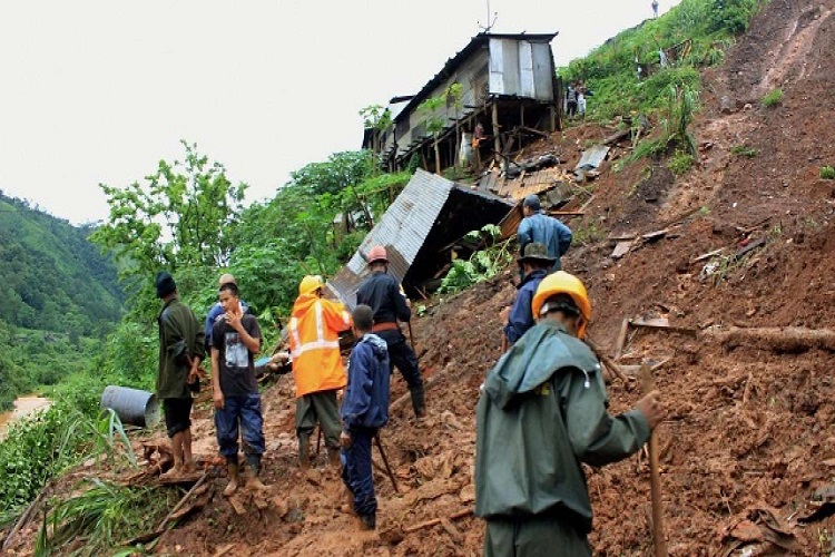More than 60 soldiers killed in landslide