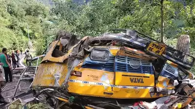 The -bus -crashed- into- a ravine- in Kullu; 16 killed