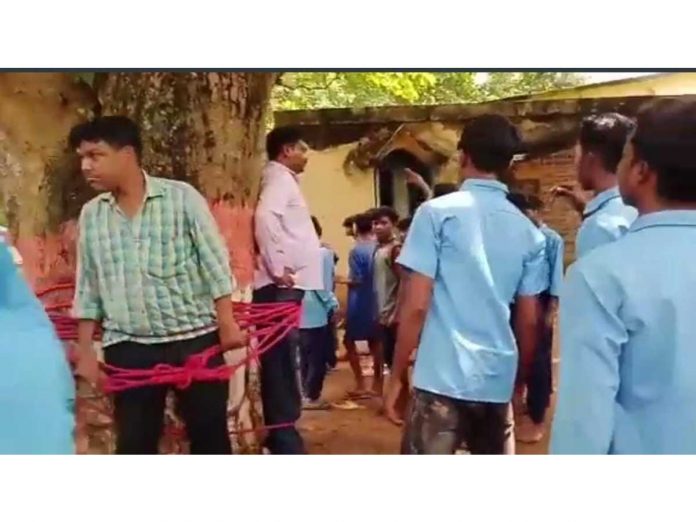 students-beat-teacher-for-failing-them-in-exam-in-jharkhand