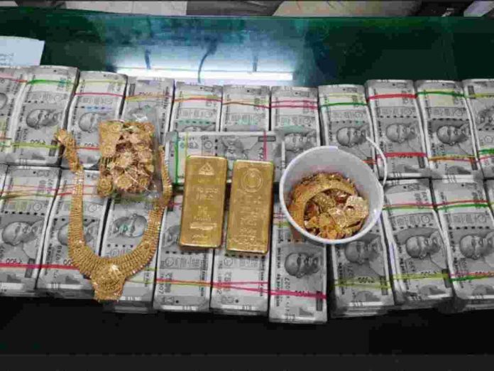 Mumbai News Rpf Arrested Man With 1crore 17 lakh cash and gold worth Rs 57 lakhs