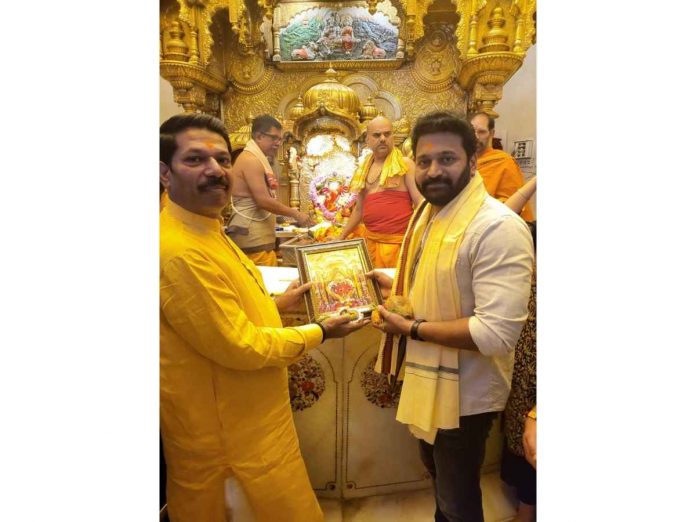 'Kantara' fame Rishabh Shetty visited Siddhivinayak