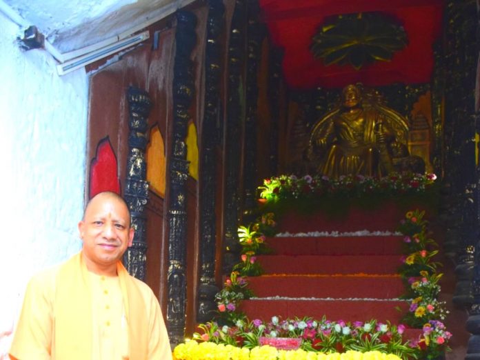 Yogi Adityanath offered his respect at the statue of Shivaji Maharaj!