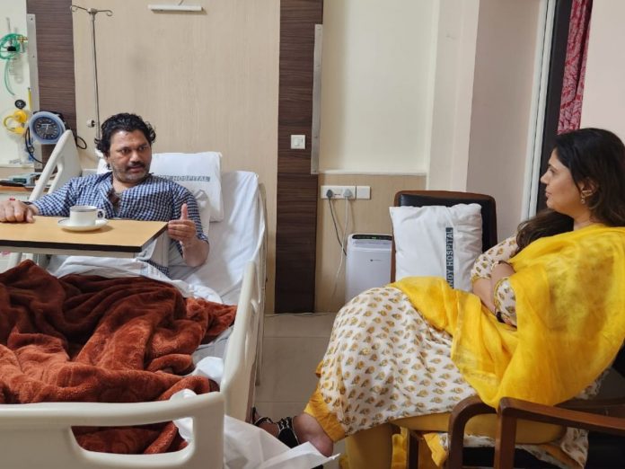Pankaja Munde visited Dhananjay Munde at Brich Kandy Hospital