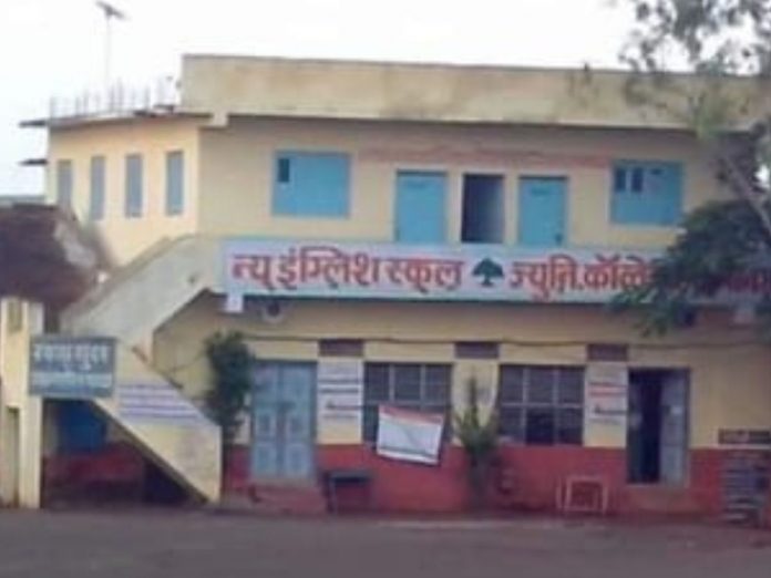 Ryat Shikshan Sanstha's School Of Mahimangad insufficient teachers, the building work has also stopped
