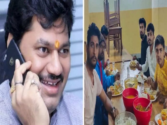 youth from Beed robbed in Nepal, Dhananjay Munde ran to help!
