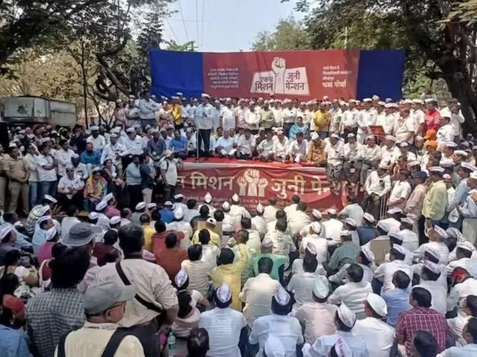 photo-lakhs-of-government-employees-in-the-state-called-for-an-indefinite-strike