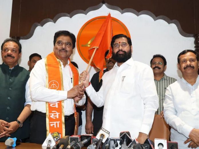 deepak-sawant-also-left-thackerays-support-joined-shiv-sena-in-presence-of-shinde