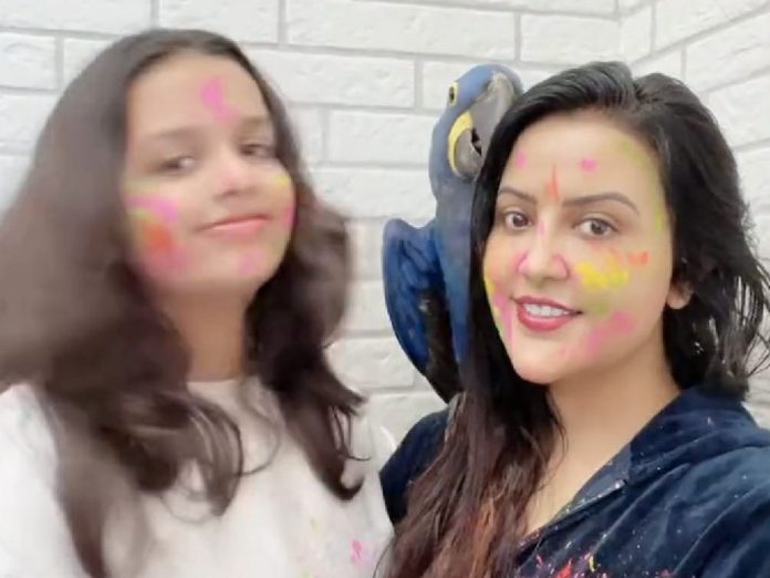 Amruta Fadnavis' video on social media for Holi wishes