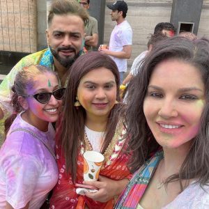 Sunny Leone celebrated Holi, wished her fans