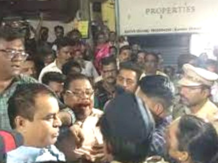 Thackeray-Shinde group between Clash in Thane on Shiv Sena branch