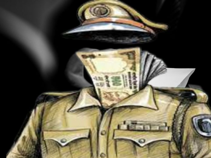 Kolhapur police force officer caught red-handed by ACB while accepting bribe
