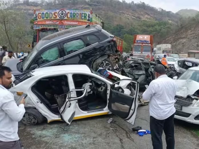 Mumbai-Pune Expressway, Strange accident, 11 vehicles