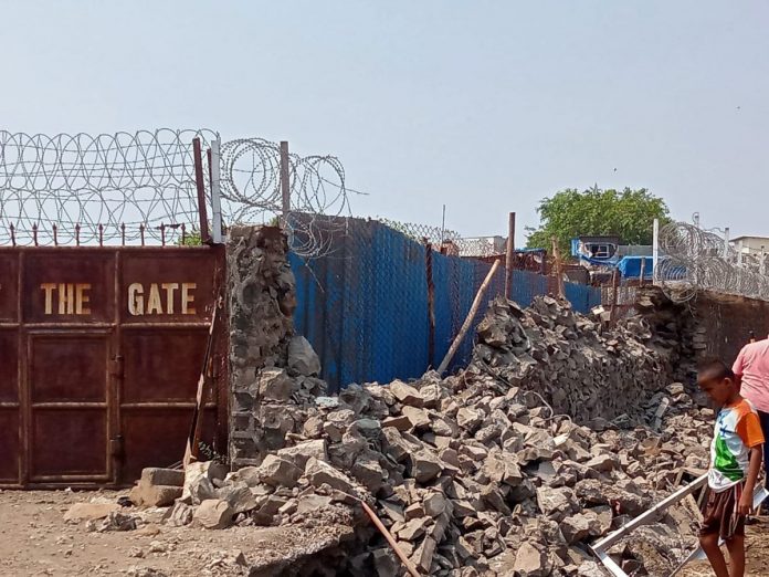 A wall near the Mumbai airport runway collapsed, airport security on alert