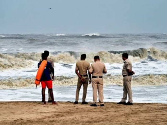 Six children drown in juhu sea; success in saving two, two dead, searching for two.