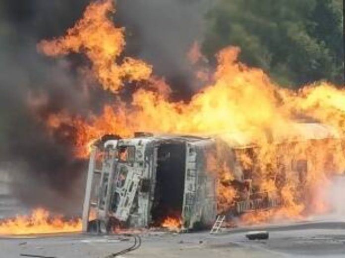 pune mumbai expressway fire in oil tanker four dead traffic stopped