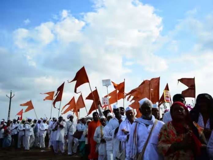 Nivruttinath's palkhi heads towards solapur, muktabais palkhi stay at bhum