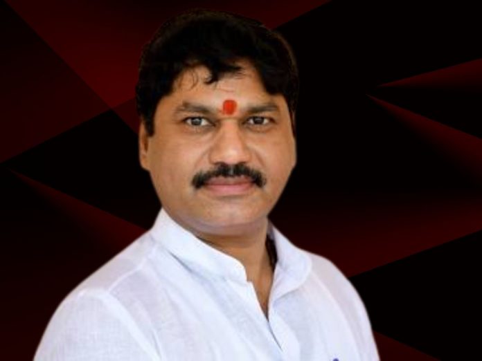 Dhananjay Munde's demand Immediately approve decision to give foreign scholarships to 50 students from the Maratha community