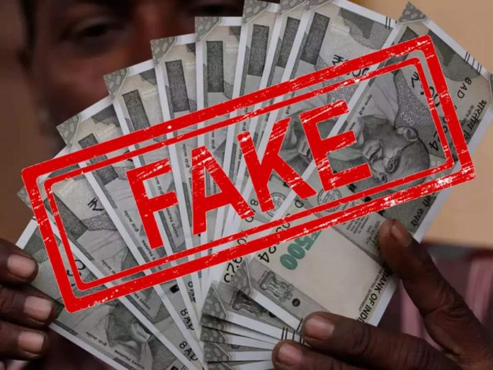 Police handcuffed a fake 500 currency note seller in Mumbai