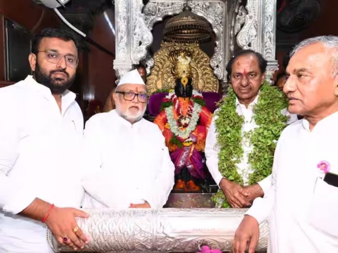 Telangana Chief Minister seek blessing at Vitthal Rukmini temple along with the cabinet