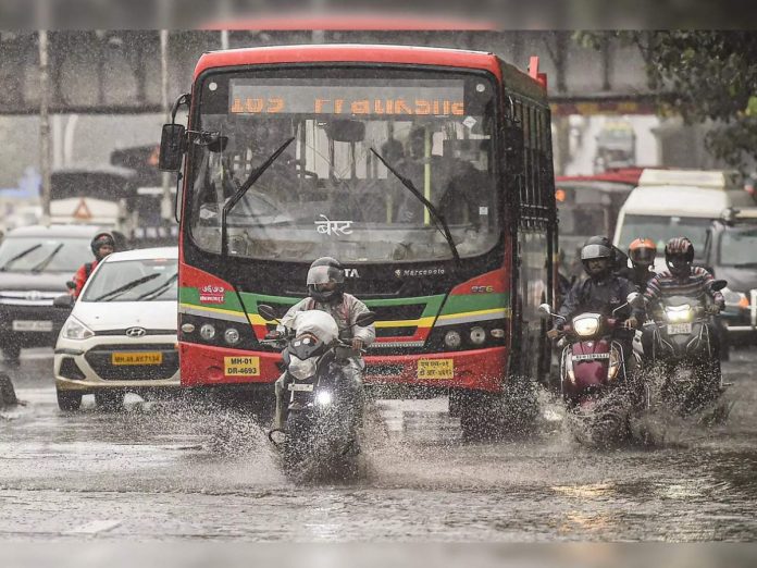 Mumbai flooded due to rain Warning of heavy rain for the next three to four hours