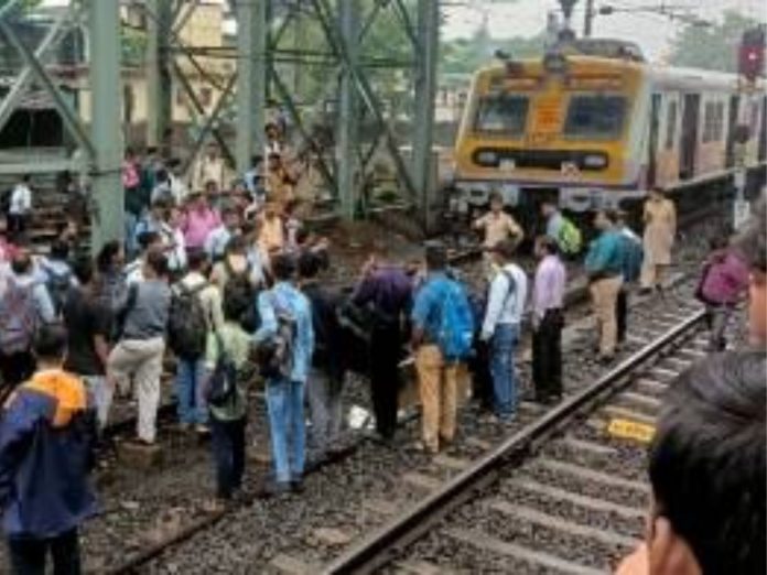 Railway security force in ambarnath take action against passengers catching train from local train yard