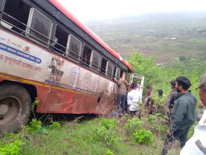 nashik saptshringi gad ghat bus accident one passenger dead