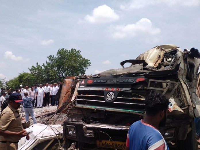 Dhule-Mumbai-Agra highway 12 people died on the spot