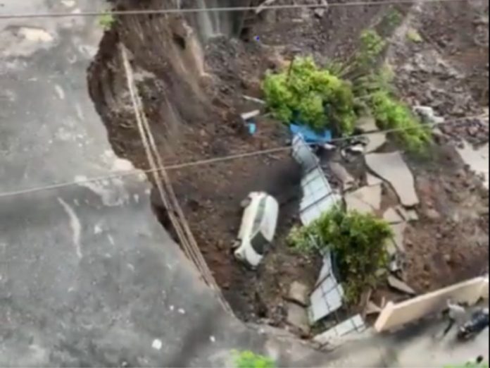 Sion-Chunabatti road collapse near Chembur