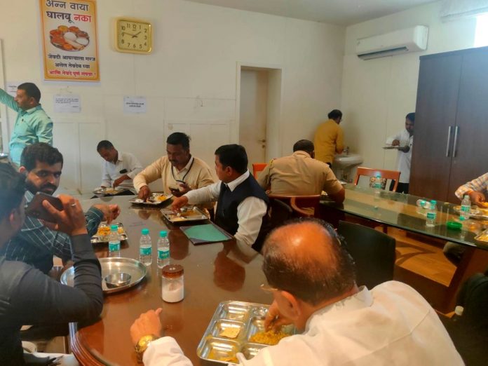 Minister Girish Mahajan's bungalow, common people also get a full meal