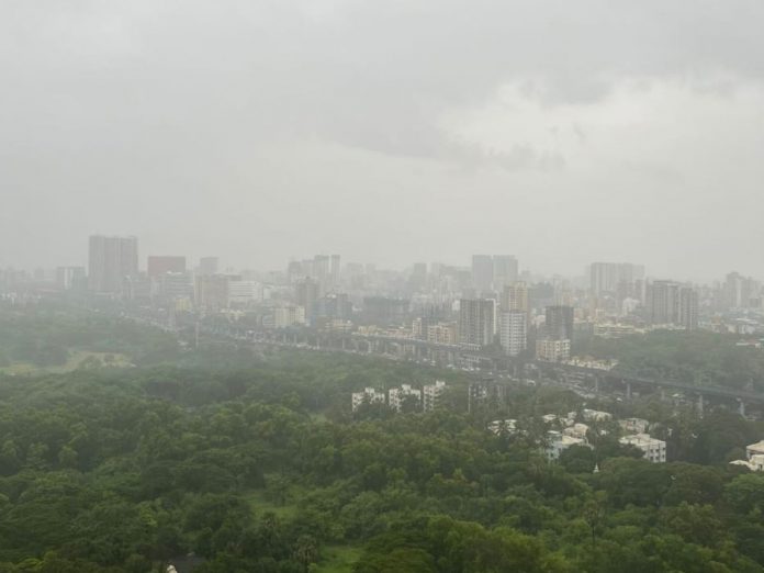 Monsoon arrive to celebrate Dahihandi
