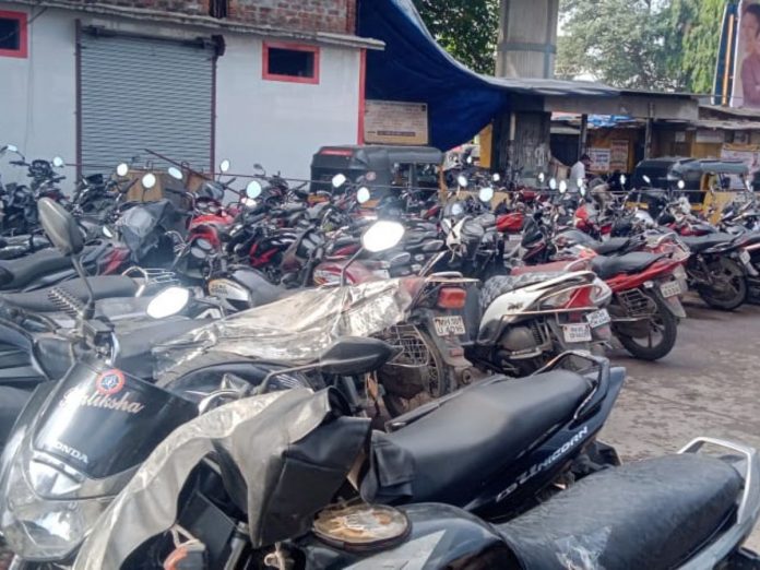 Police park theire veichles Illegally on road near kalyan railway station