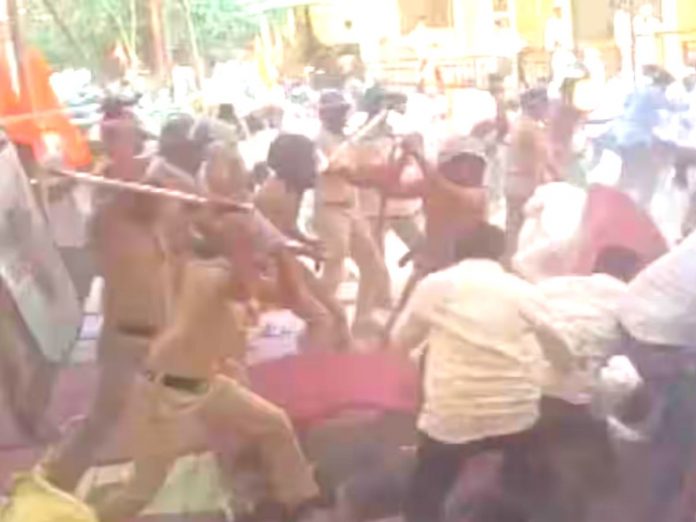 Police baton charge on protestors for Maratha reservation in Jalna