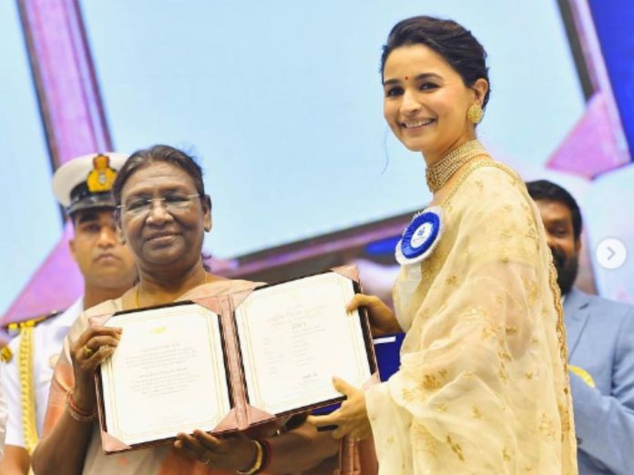 Alia bhatt won Best Actress at National Film Awards function