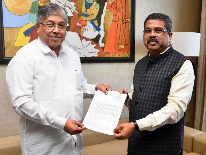 Chandrakant Patil gives Letter to Dharmendra Pradhan for improvements in NAAC process